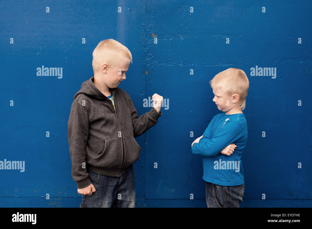 Kampf zwischen zwei Brüder (Kinder, Jungs), wütend aggressive Kinder Stockfoto
