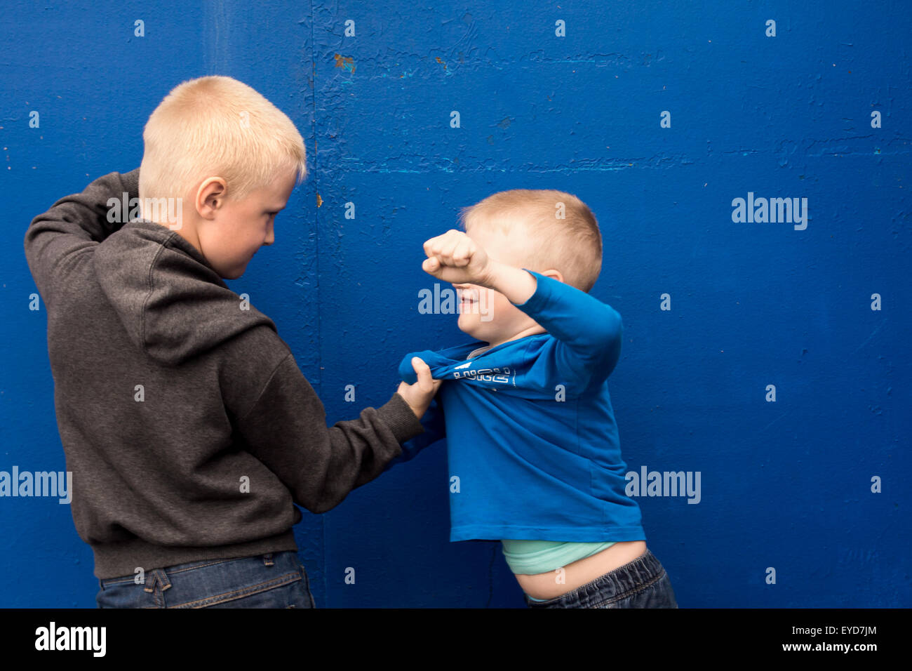 Kinder Kampf zwischen zwei böse aggressive Brüder (Kinder, jungen) Stockfoto