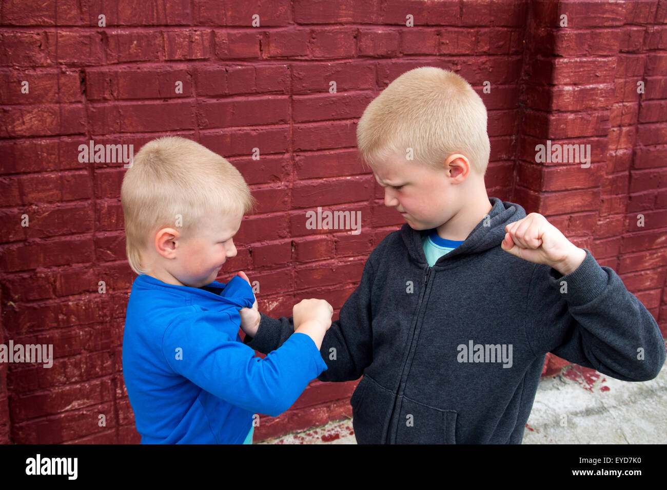 Kinder Kampf zwischen zwei böse aggressive Brüder (Kinder, jungen) Stockfoto