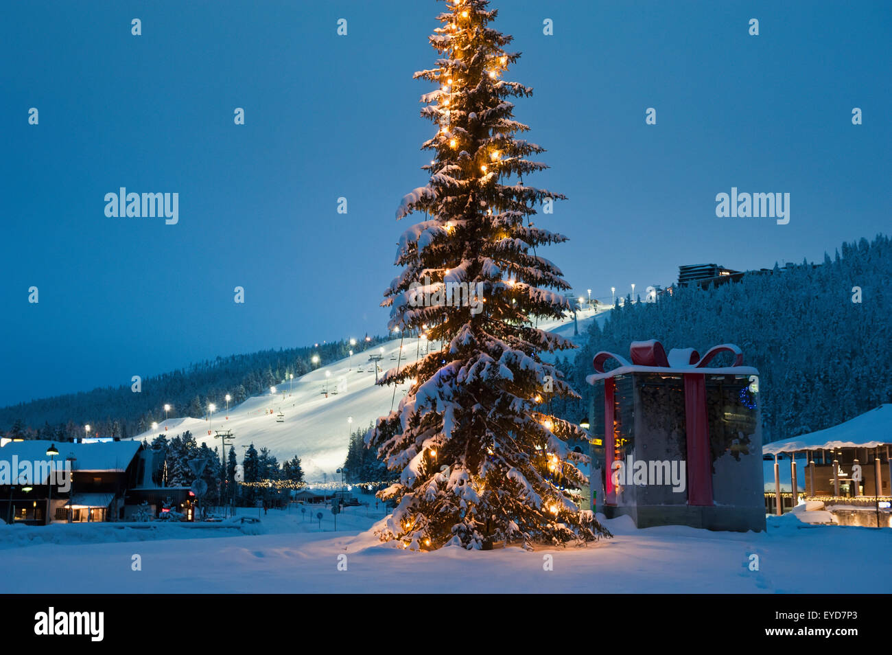 Eine große dekorierten Weihnachtsbaum vor der Flutlicht-Skipiste, Levi, Lappland, Finnland Stockfoto