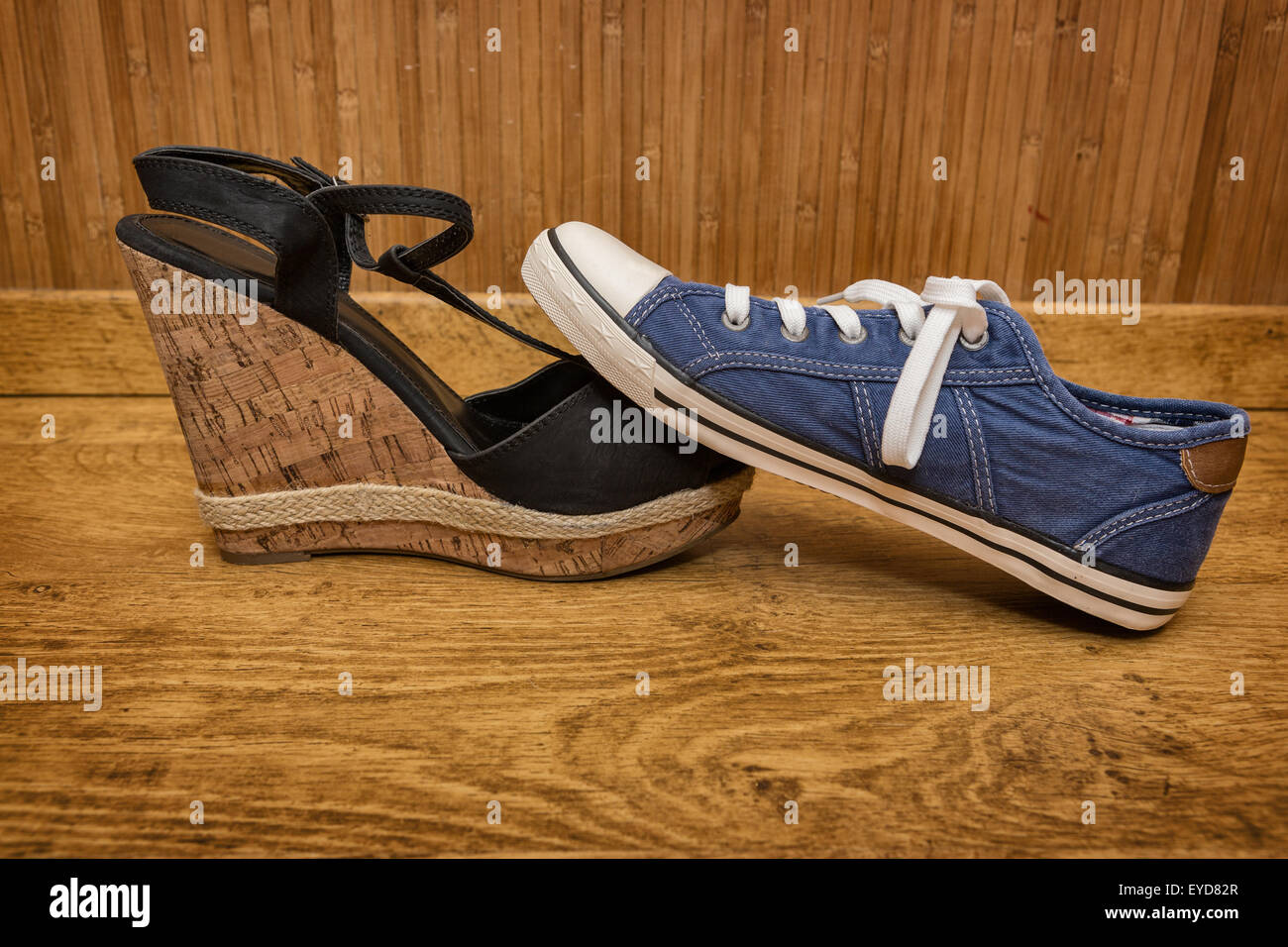 Wahl der Schuhe - Sneaker oder Sandalen mit hohen Absätzen Stockfoto