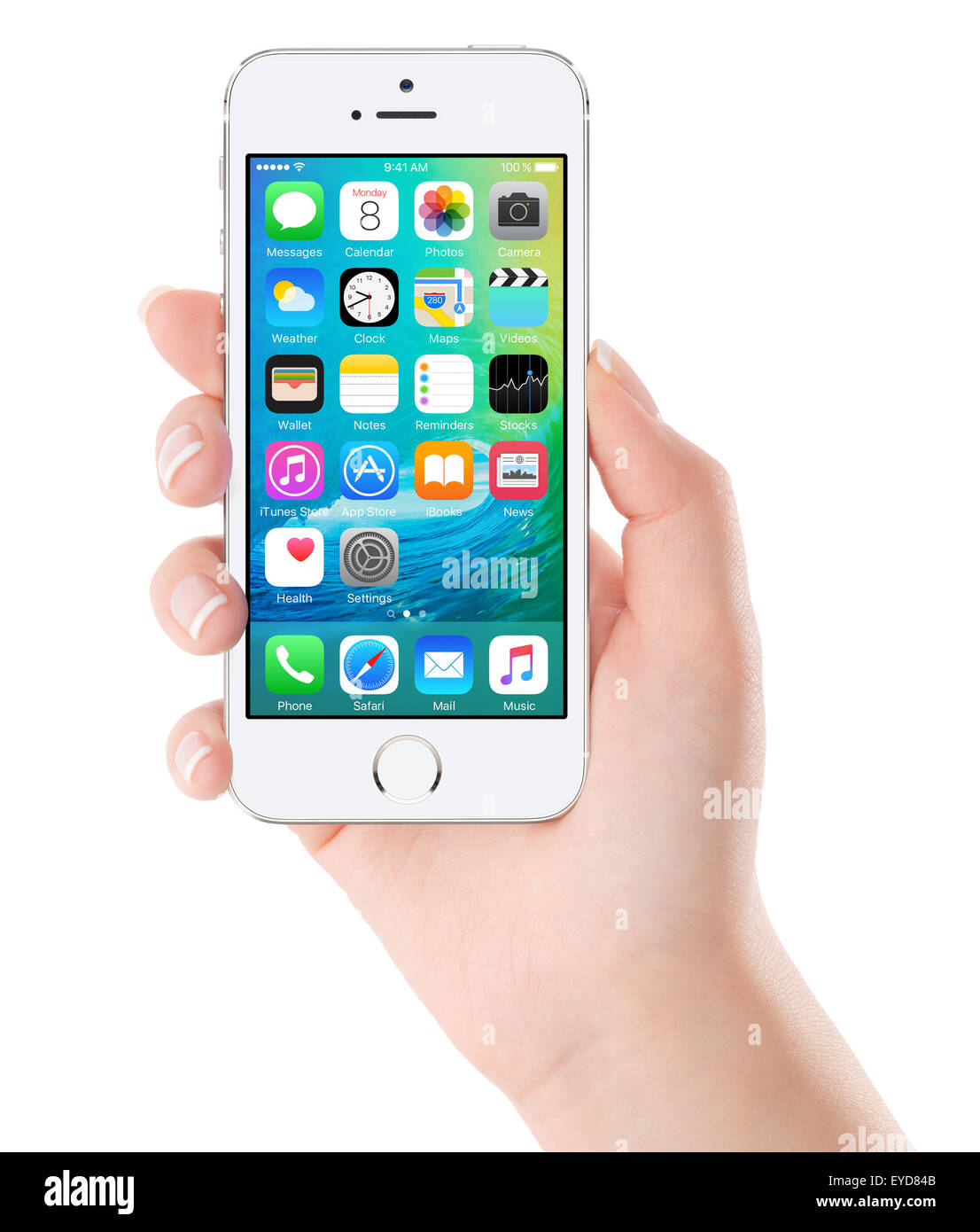 Varna, Bulgarien - 2. Februar 2015: iOS 9 Homescreen auf weiße Apple iPhone Display in weiblicher Hand. Isolierten weißen Hintergrund. Stockfoto