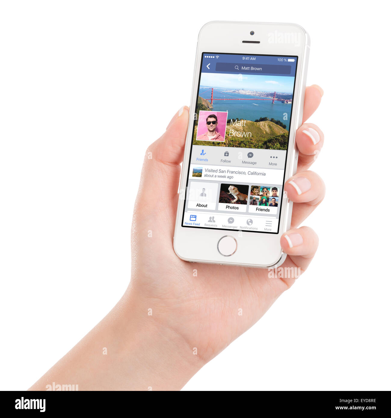 Varna, Bulgarien - 2. Februar 2015: Weibliche Hand mit Silber Apple iPhone 5 s mit Facebook-Anwendung auf dem Bildschirm. Stockfoto