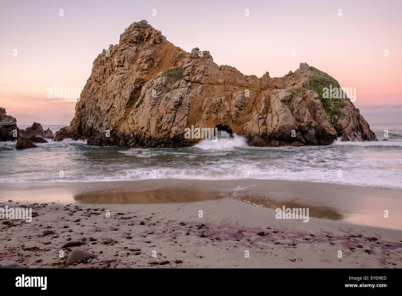 Wasser explodiert durch eine Marine-Höhle - Big Sur, Kalifornien Stockfoto