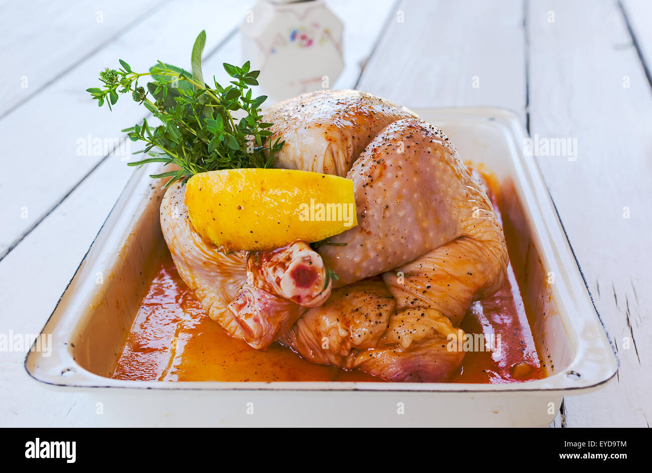 Rohem Hühnerfleisch im Tray auf einem weißen Holztisch Stockfoto