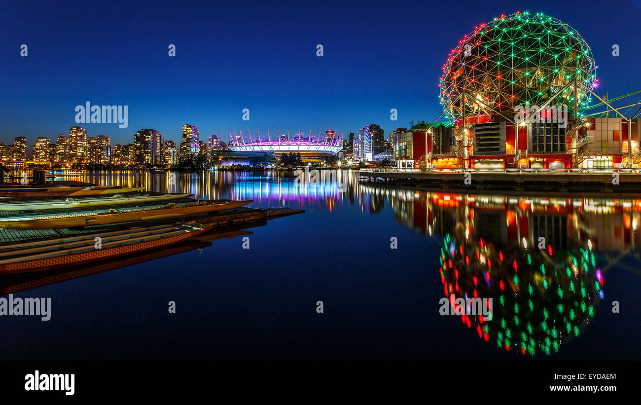 Science World und BC Olympia Ort beleuchtet in der Nacht in Vancouver, Kanada Stockfoto