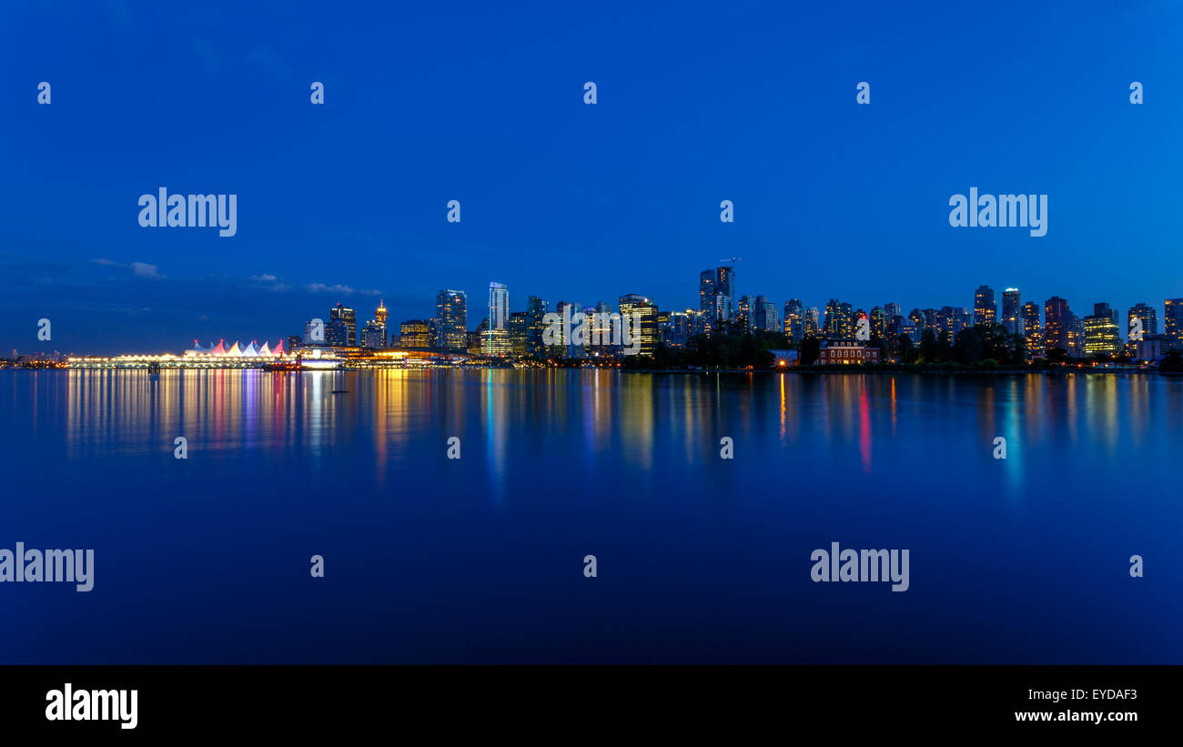Skyline von Vancouver in der Abenddämmerung von Stanley Park, Britisch-Kolumbien, Kanada Stockfoto