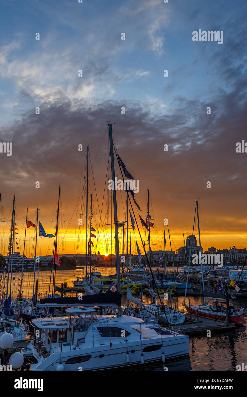 Boote in der Marina mit wunderschönen Sonnenuntergang in Victoria, Vancouver Island, British Columbia, Kanada Stockfoto Boote in der Marina mit wunderschönen Sonnenuntergang in Victoria, Vancouver Island, British Columbia, Kanada Stockfoto