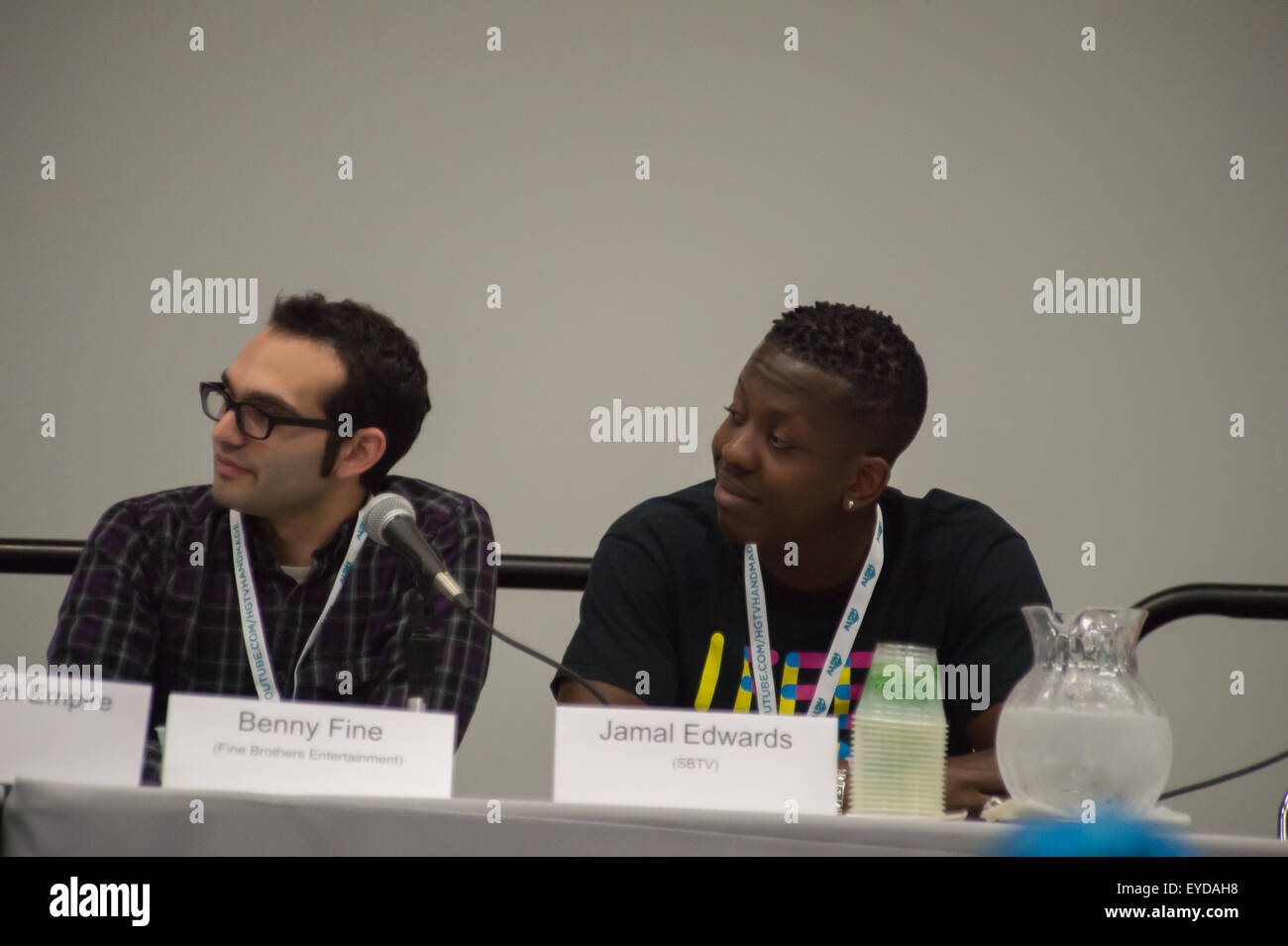 Anaheim, CA - 23 Juni: Benny fein (L) und Jamal Edwards sprechen auf der VidCon 2015 im Anaheim Convention Center in Anaheim, Motor Stockfoto