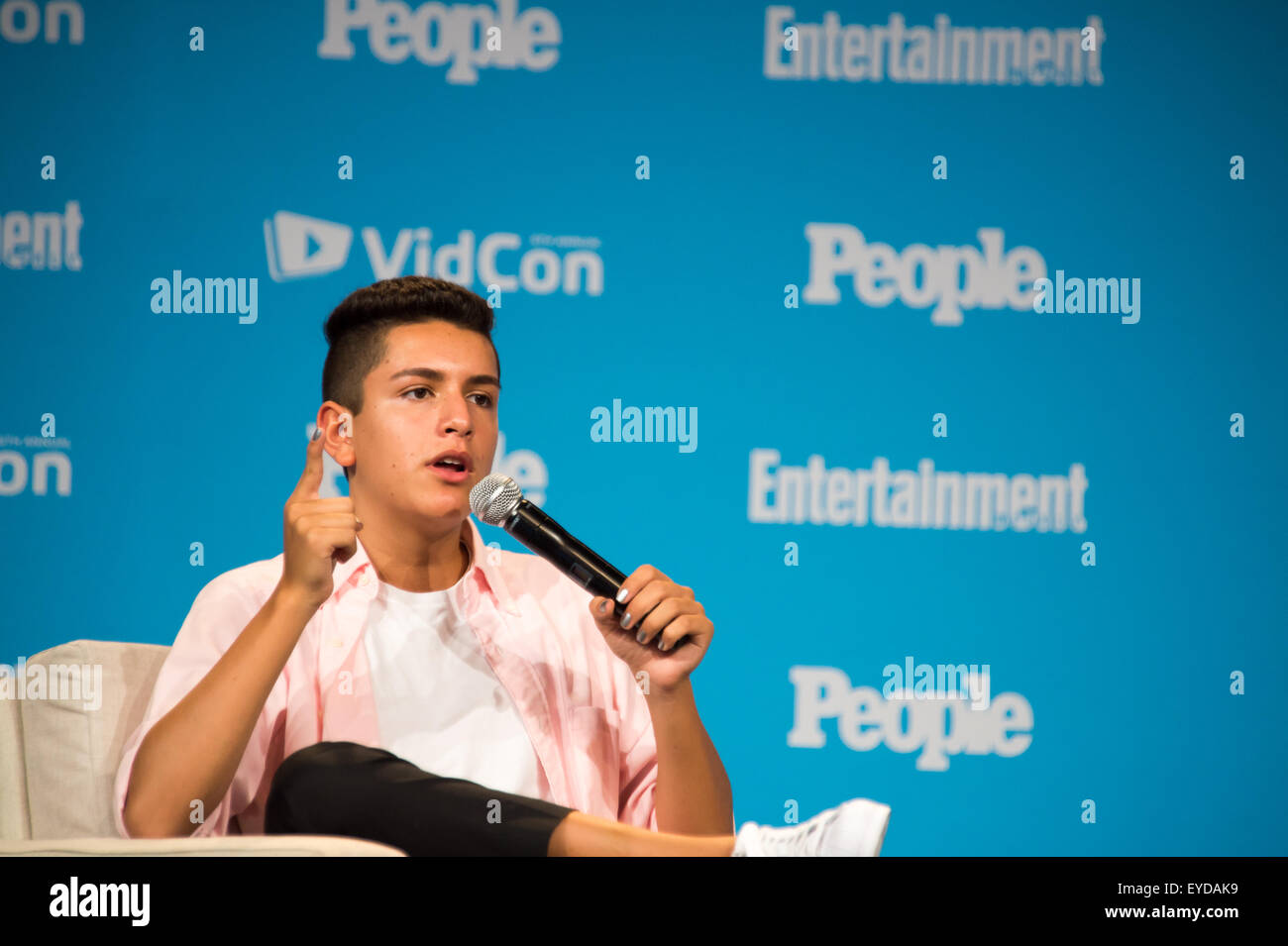 Anaheim, CA - Juni 23: Lohanthony (Anthony Quintal) beantwortet Fragen für die Zeitschrift "People" auf der VidCon 2015 im Anaheim Kloster Stockfoto