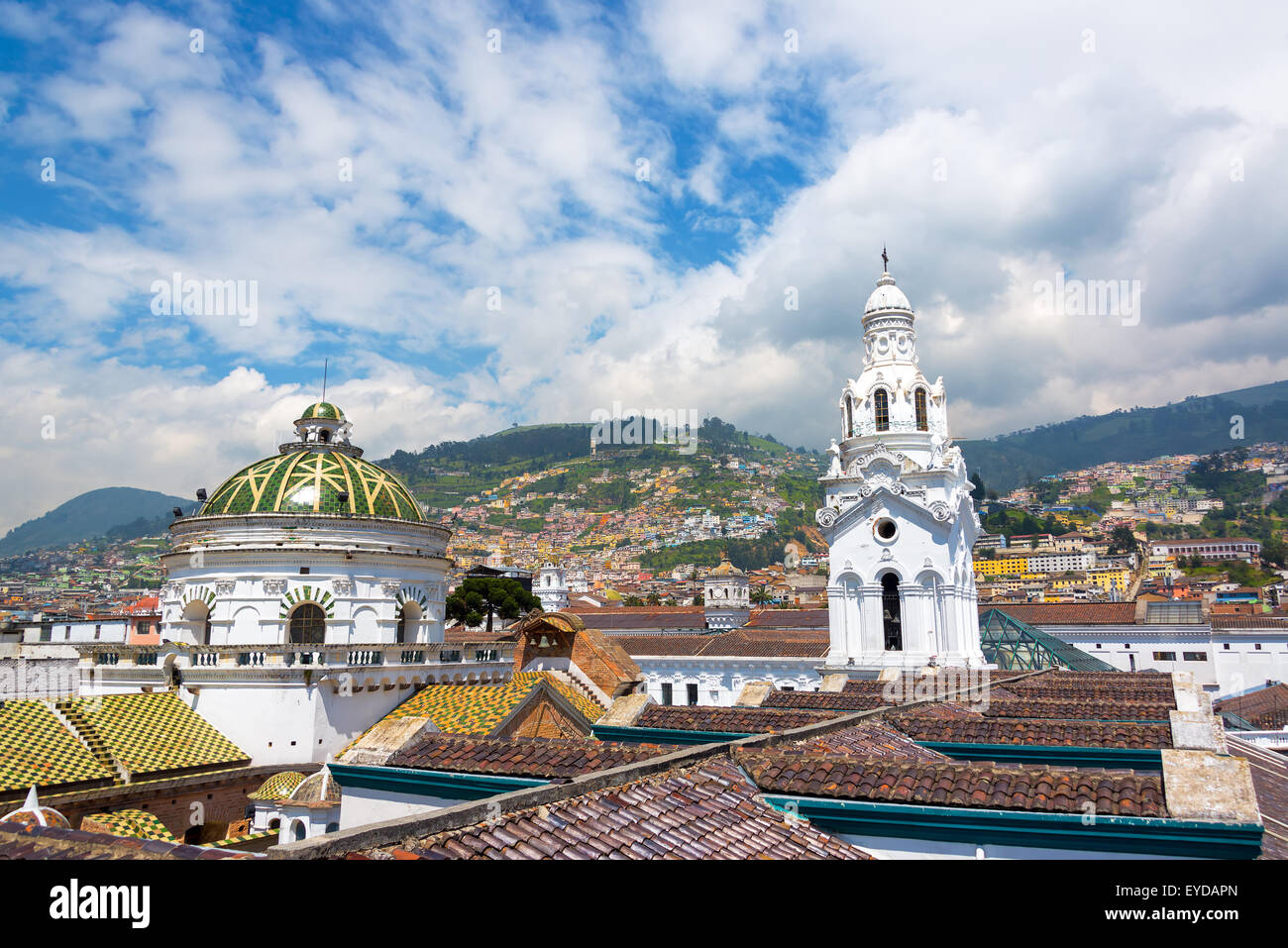 Kathedrale mit besiedelten Hügeln im Hintergrund im historischen kolonialen Zentrum von Quito, Ecuador Stockfoto