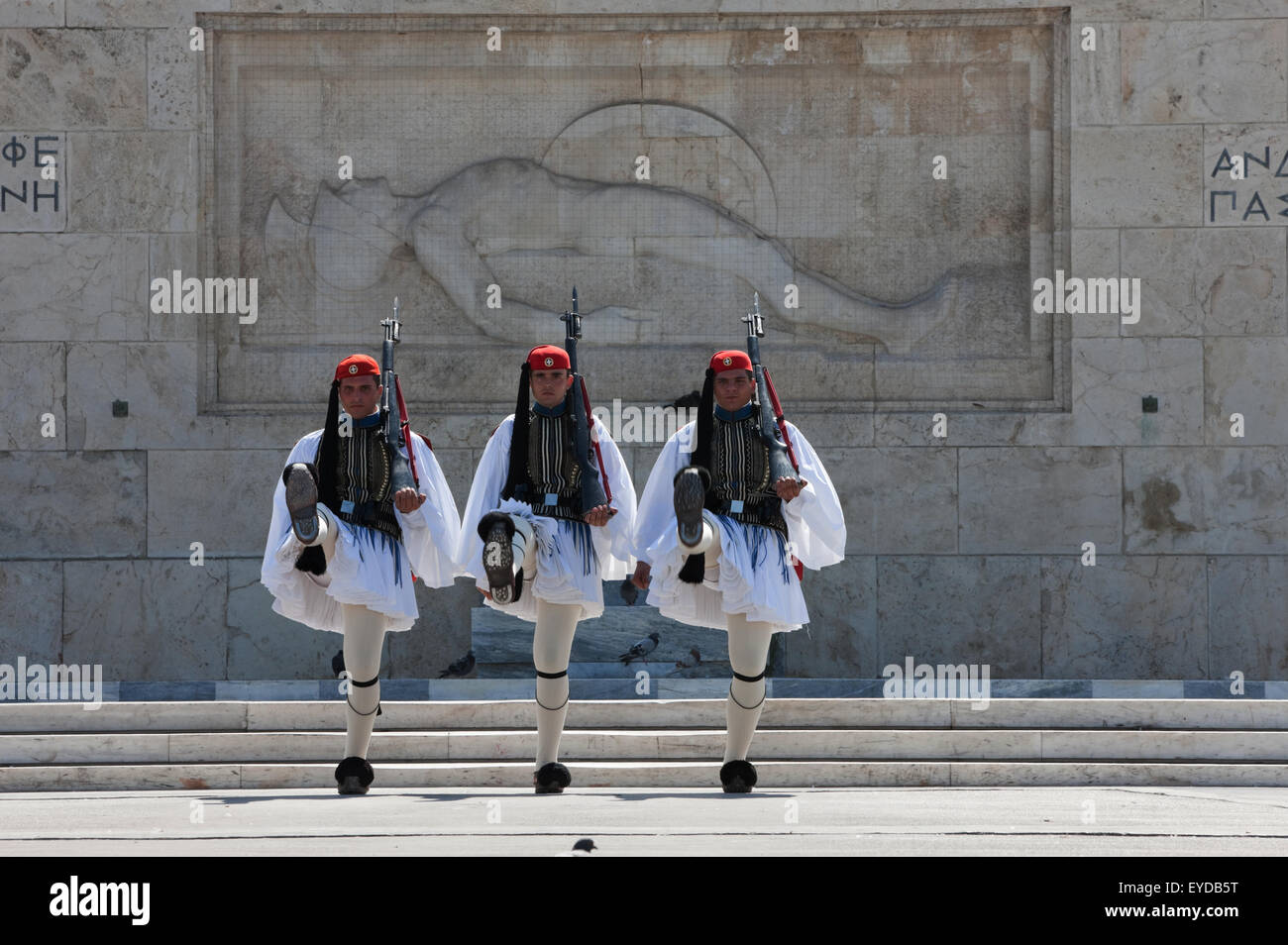 Evzonen / Tsoliades Stechschritt vor dem unbekannten Soldaten-Denkmal, Parlamentsgebäude, Syntagma, Griechenland. Stockfoto