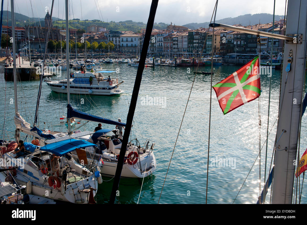 Zufällige Menschen In Wasserfahrzeug in Lekeitio Harbor, Baskisches Land, Spanien Stockfoto