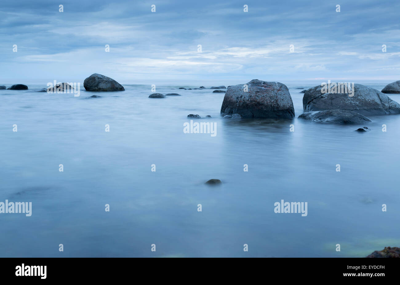 Ozean der Ruhe mit Felsen und blauem Meer und Himmel. Stockfoto Ozean der Ruhe mit Felsen und blauem Meer und Himmel. Stockfoto