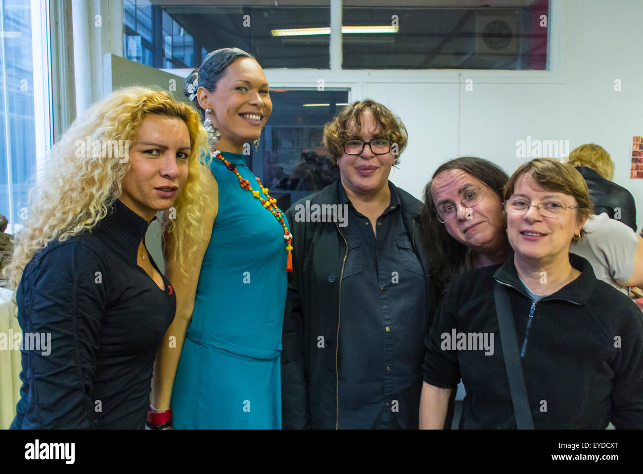 Paris, Frankreich, AIDS-Trans-Aktivisten, Transgender, Acceptess-T Group Portrait, im Büro, Nichtregierungsorganisationen, Menschen, Transgender-Rechte, Gruppe unterschiedlicher Frauen, Gruppe verschiedener Erwachsener mittleren Alters, Frauen zusammen [WP] Stockfoto