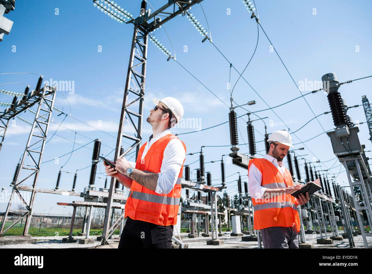 Ingenieure prüfen Umspannwerk Stockfoto