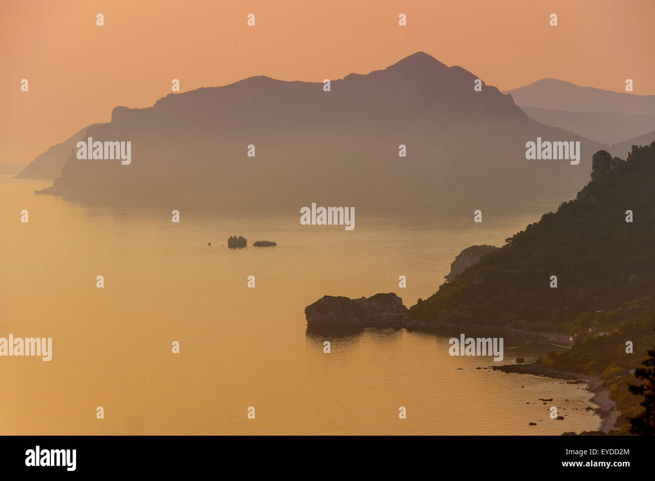 Ein Sonnenuntergang mit Küsten Bergblick in Griechenland Stockfoto