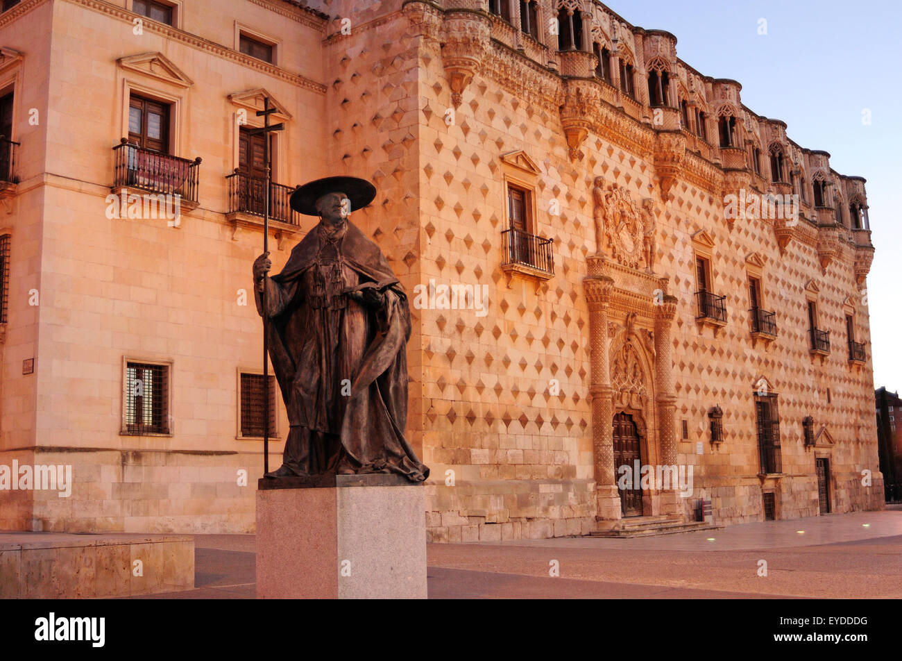 Kardinal Mendoza´s Statue und Palacio del Infantado. Guadalajara, Spanien. Stockfoto