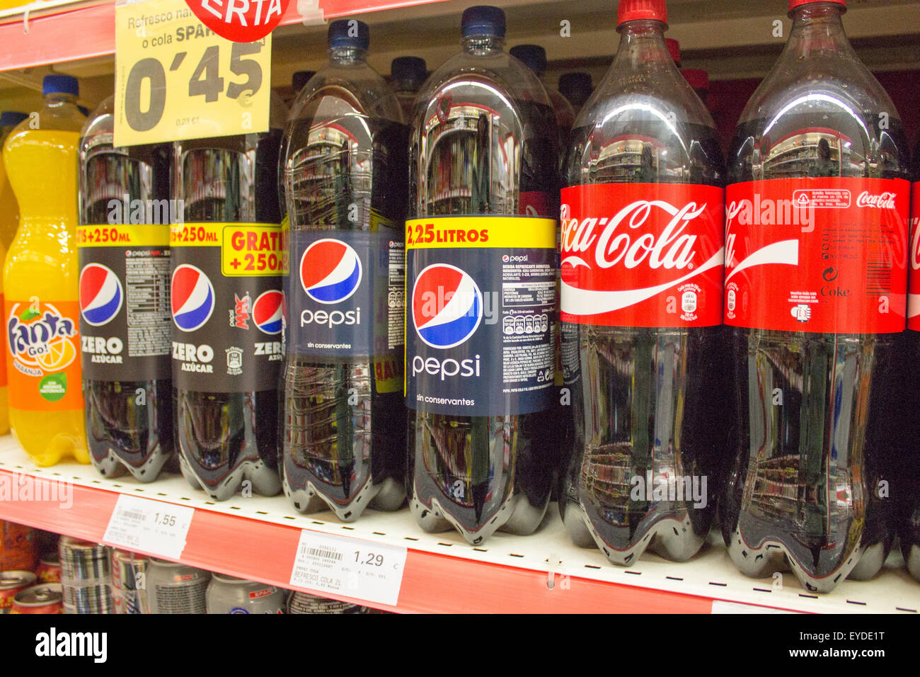 Flaschen von Coca Cola und Pepsi zum Verkauf in La Palma, Spanien. Stockfoto