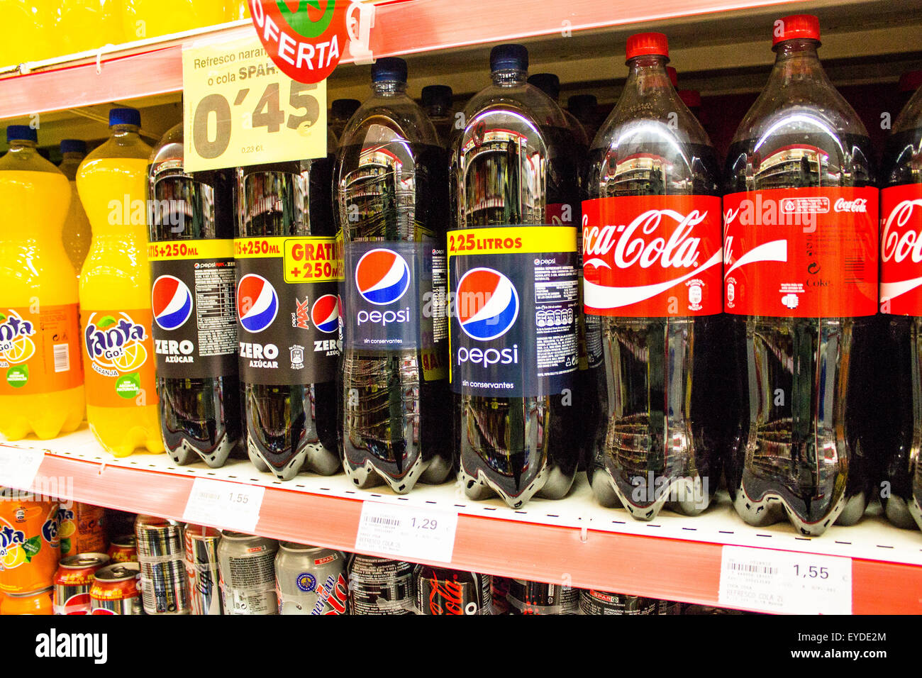Flaschen von Coca Cola und Pepsi zum Verkauf in La Palma, Spanien. Stockfoto