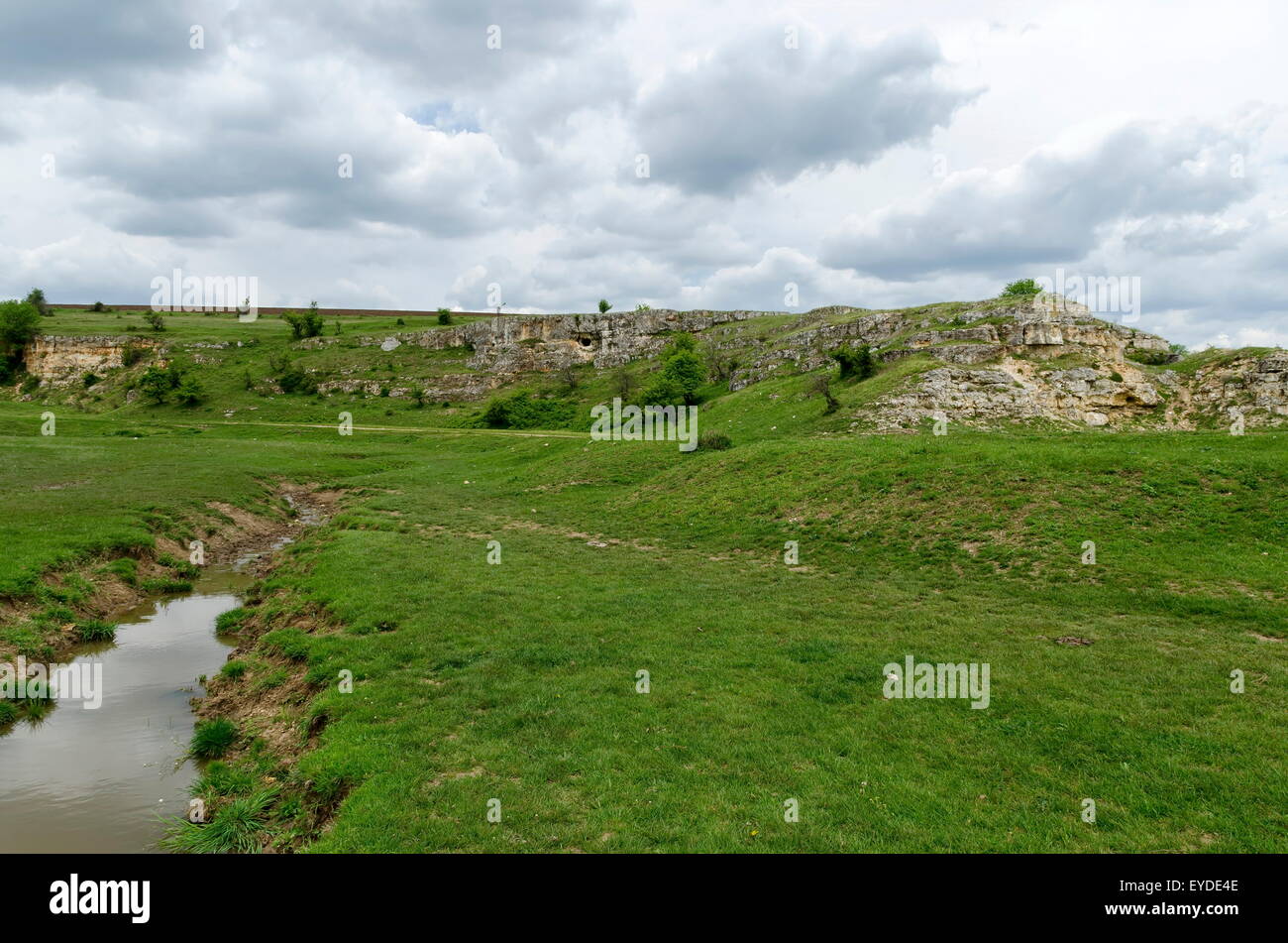 Hintergrund von Himmel, Wolken, Feld und Fluss Ludogorie, Bulgarien Stockfoto