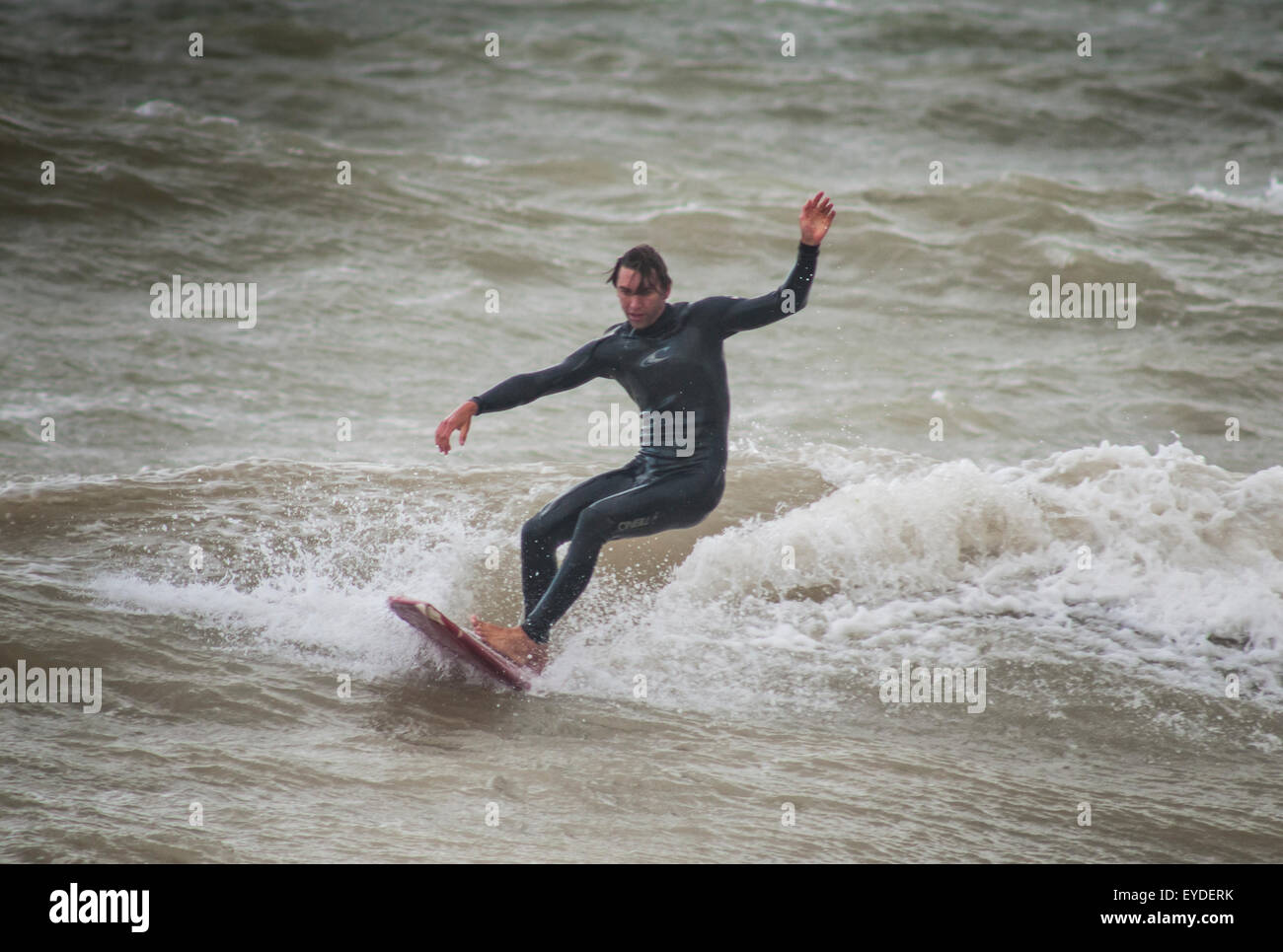 Shoreham, East Sussex, Großbritannien. Juli 2015. Surfer Balancing Act östlich von Harbor Stockfoto