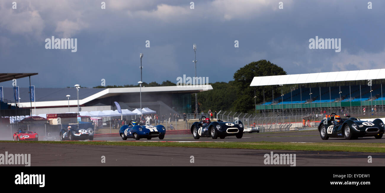 Autos konkurrieren in der Stirling Moss Trophy für Pre' 61 Sportwagen in Silverstone Classic, 2015 Stockfoto