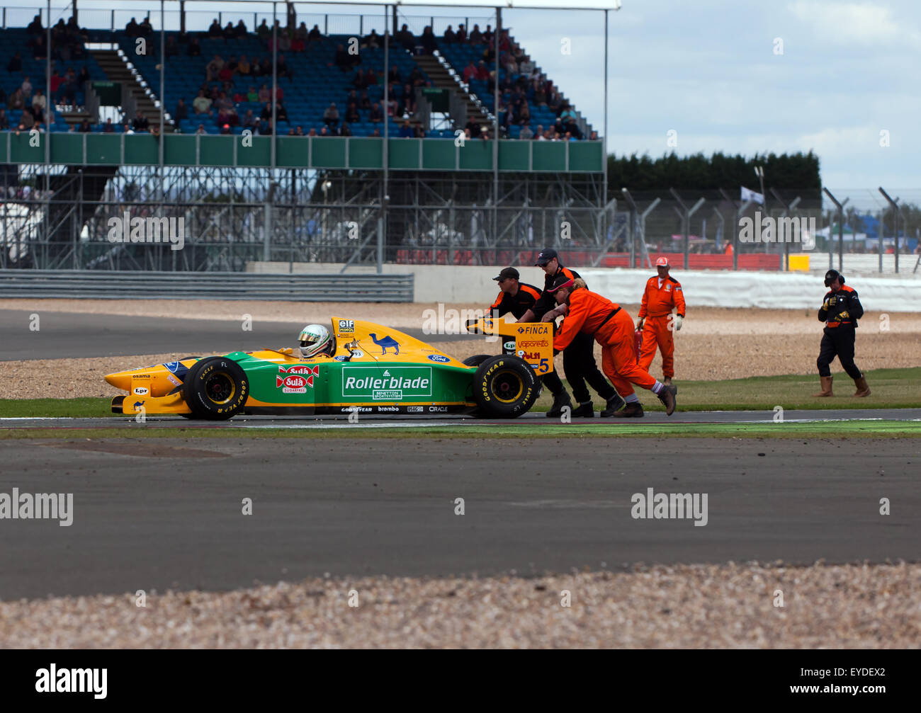 Streckenposten klar eine Benetton B193, F1-Auto aus der Spur, während einer Demonstration Sitzung der Legenden der modernen Formel1. Stockfoto