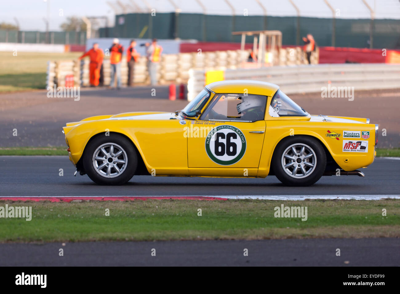 Michael Pearson fahren eine gelbe 1964, Triumph TR4, bei der international Trophy Rennen für GT-Oldtimer (Pre' 1966) bei der Silverstone Classic 2015 Stockfoto