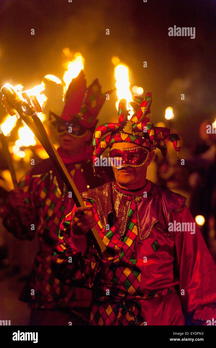 Männer gekleidet als Hofnarr bei Bonfire Night In Mayfield, East Sussex, Großbritannien Stockfoto