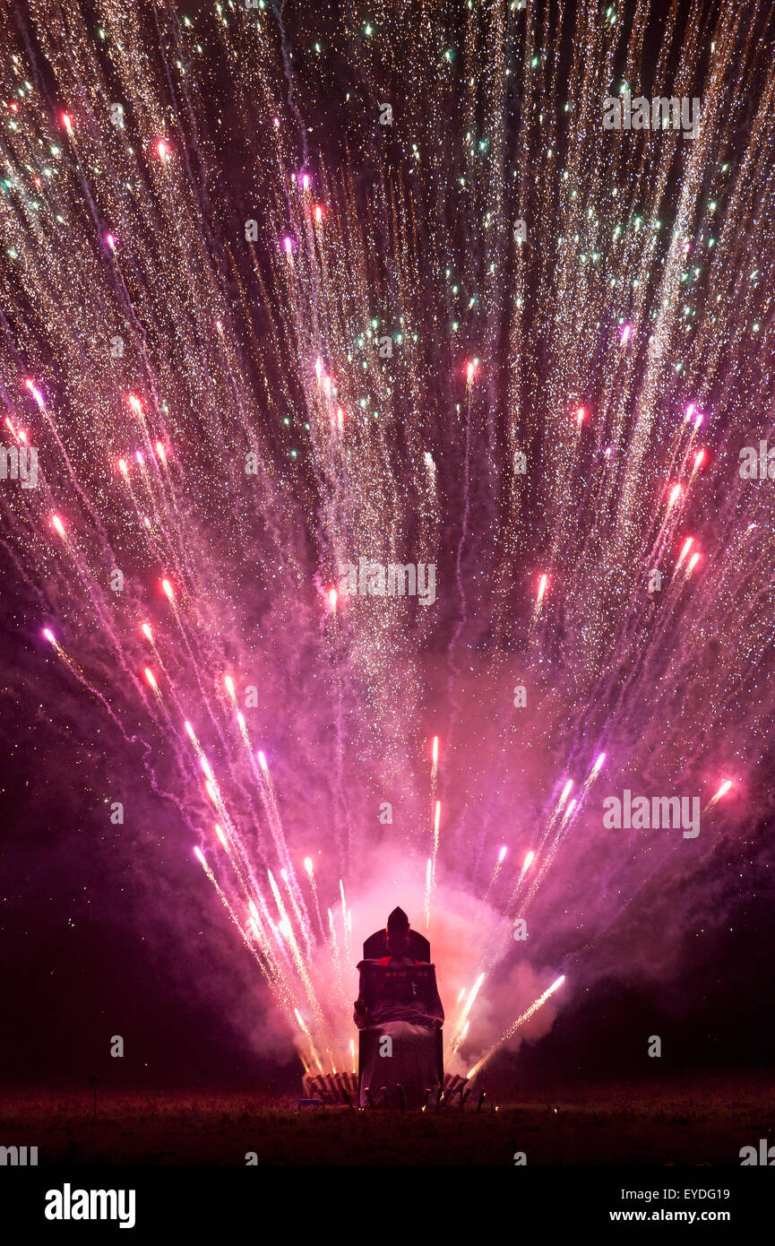 Feuerwerke, die explodiert aus Bildnis von Papst Paul V auf Bonfire Night, Lewes, East Sussex, Großbritannien Stockfoto