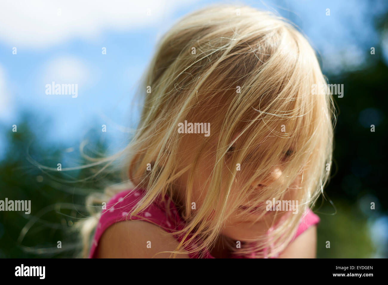 Allein traurig Kind kleines Mädchen, Sommer, draußen, Porträt Stockfoto