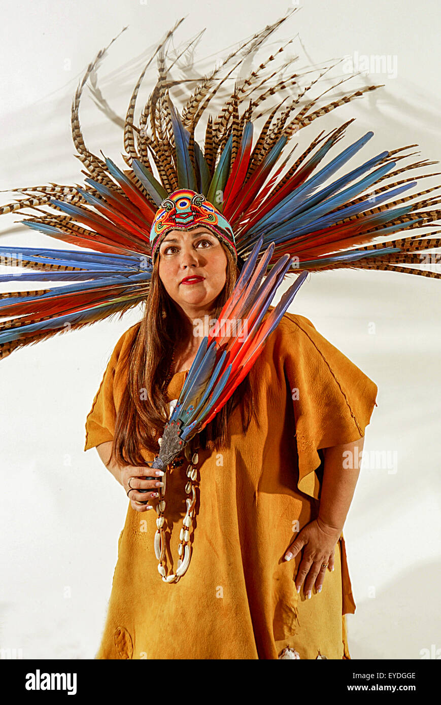 Eine Acjachemen oder Juaneno Native American Frau in traditioneller Tracht zeigt einen Korb mit Zutaten in einem Korb Stockfoto