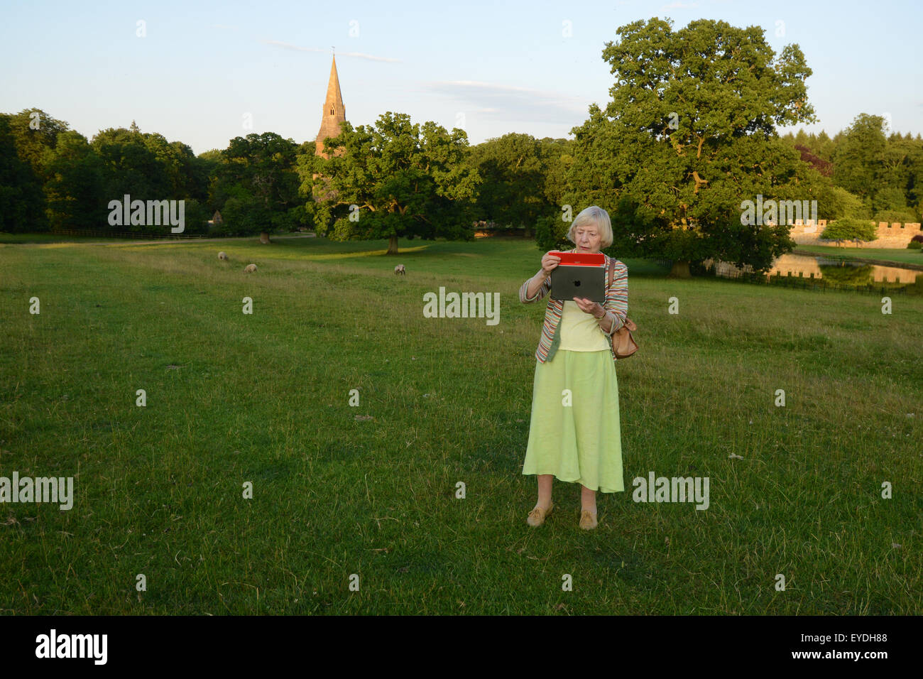 Oma mit ihrem Ipod auf dem Lande. Stockfoto