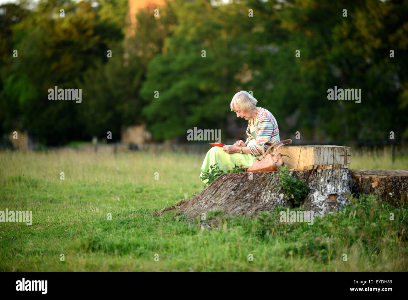 Oma mit ihrem Ipod auf dem Lande. Stockfoto