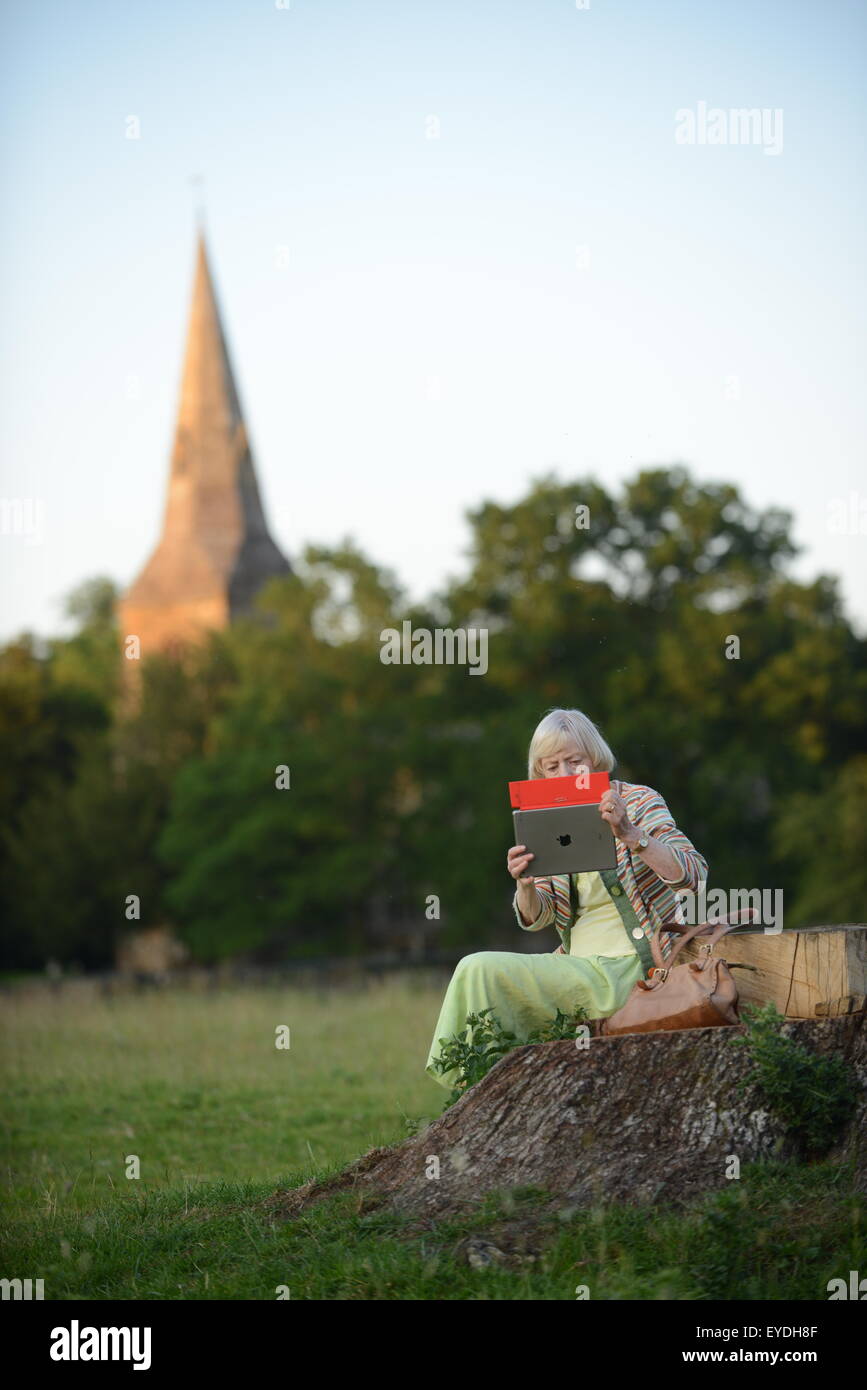 Oma mit ihrem Ipod auf dem Lande. Stockfoto