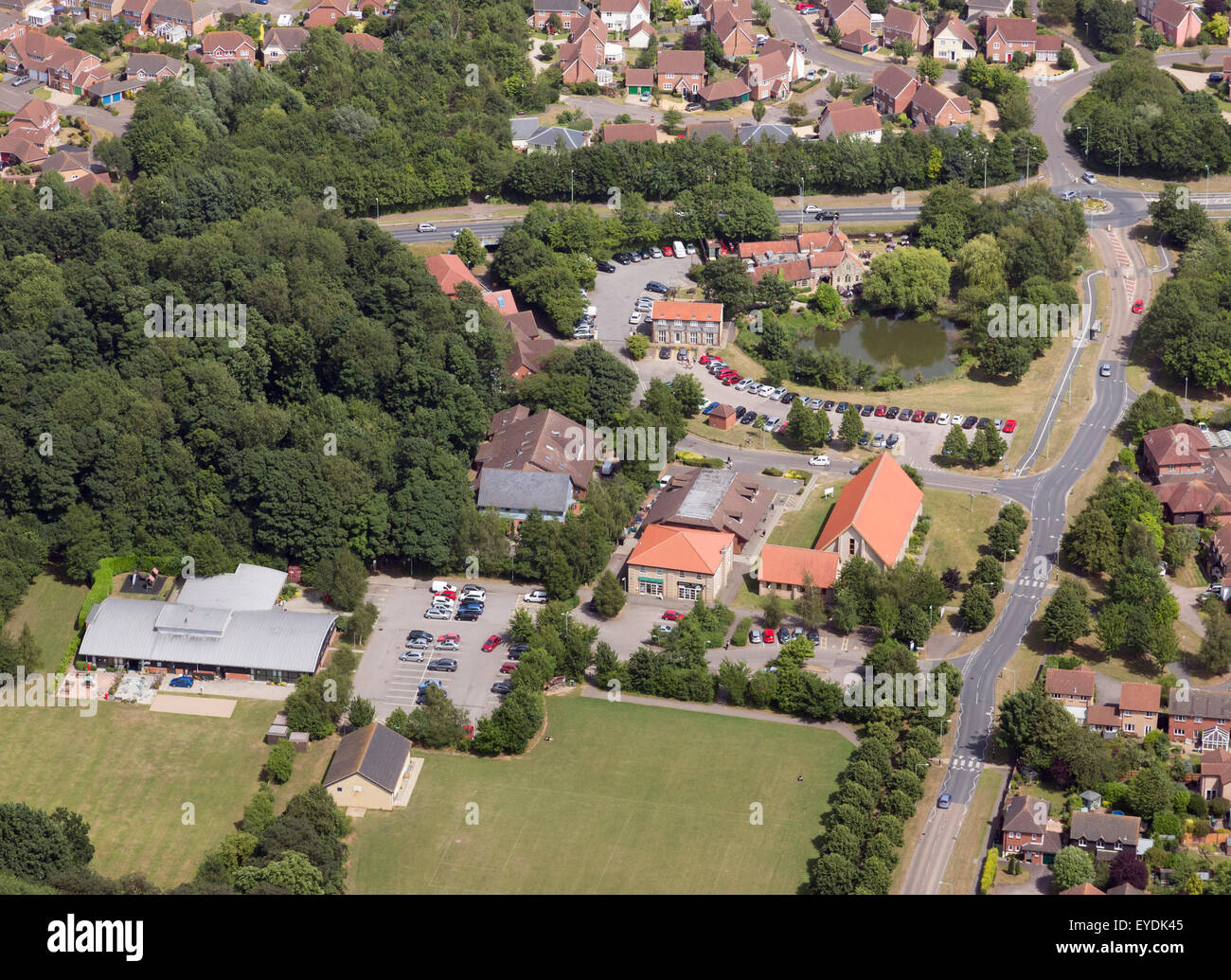 Moreton Hall Community Center, Kirche, Kneipe und lokalen Shops in Bury St. Edmunds, Suffolk, Großbritannien Stockfoto