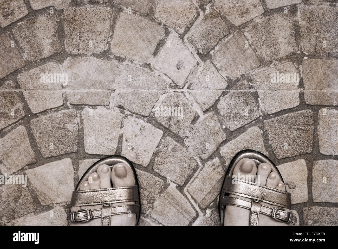 Kunstwerke im Retro-Stil, Damen Sandalen, Wandern, Altstadt Stockfoto