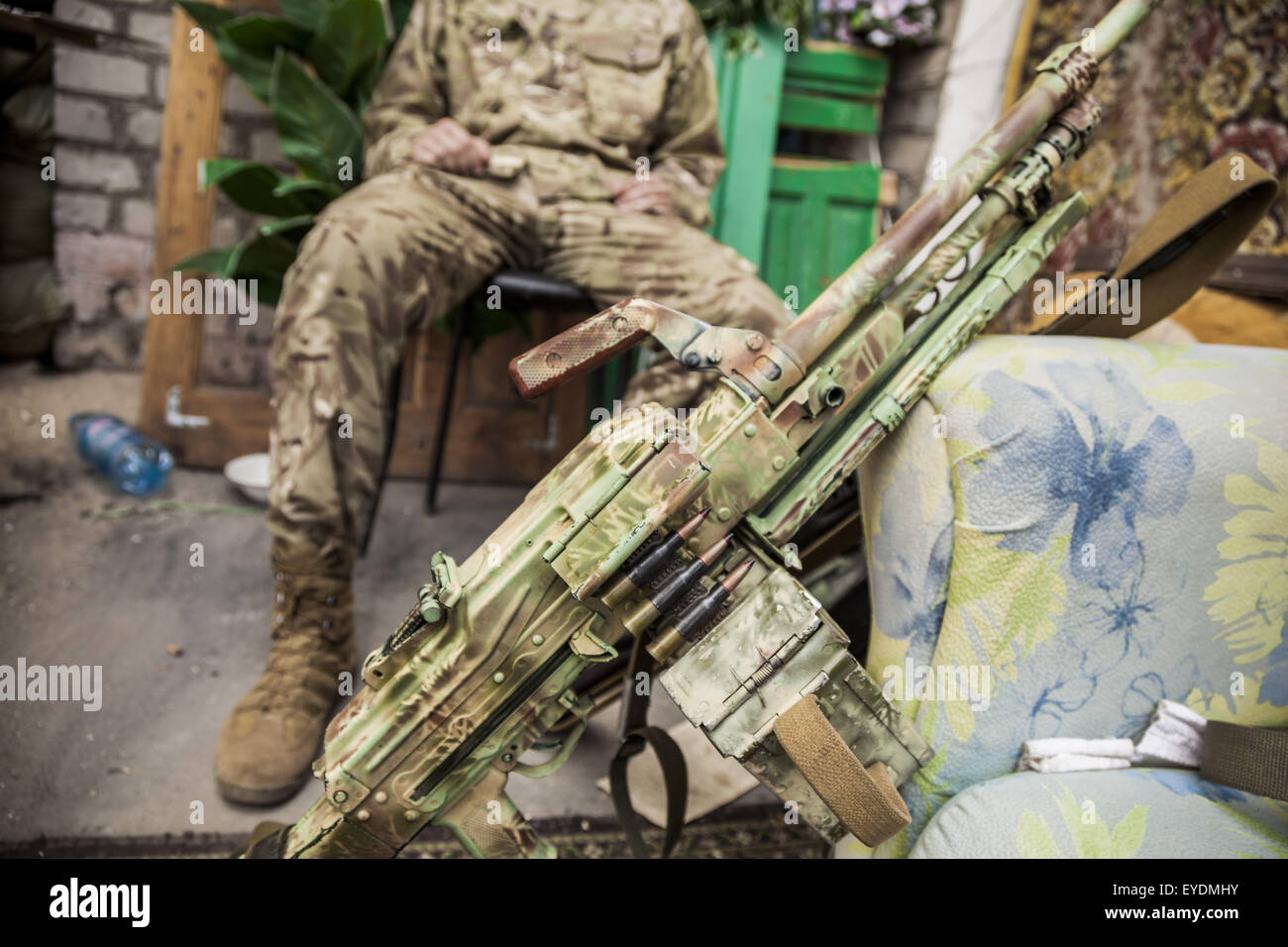 Shyrokyne, Oblast Donezk, Ukraine. 22. Juli 2015. Maschinengewehr eines ukrainischen Soldaten, ruhen Sie sich nach einer Patrouille in Shyrokyne, Ukraine. © Celestino Arce/ZUMA Draht/Alamy Live-Nachrichten Stockfoto