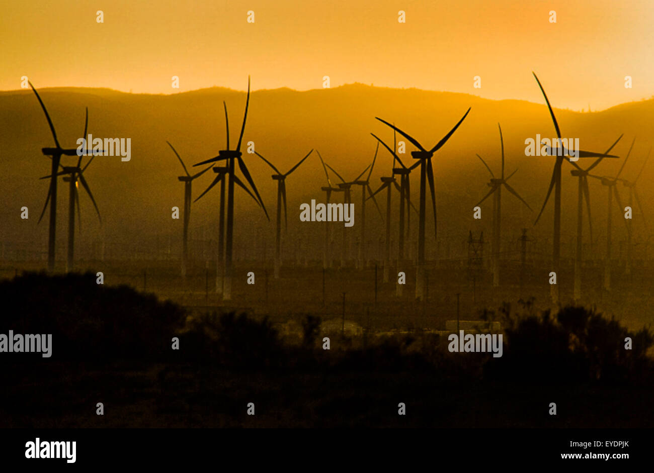 Sonnenuntergang über Windmühle Maschinen in Mojave, Kalifornien Stockfoto