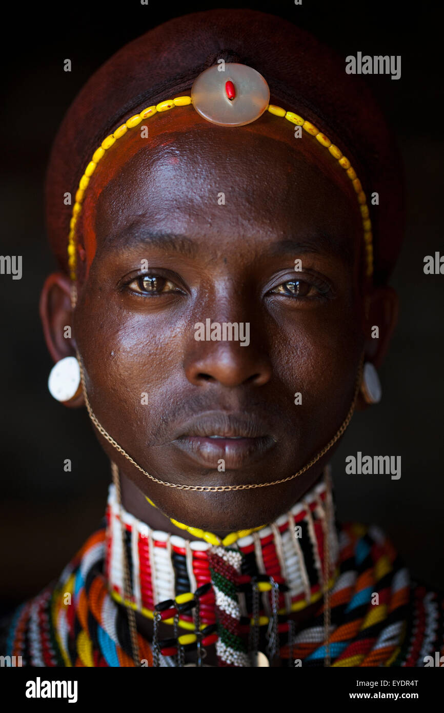 Kenia, Porträt von Samburu-Jüngling (Moran) in traditioneller Tracht; South Horr Stockfoto