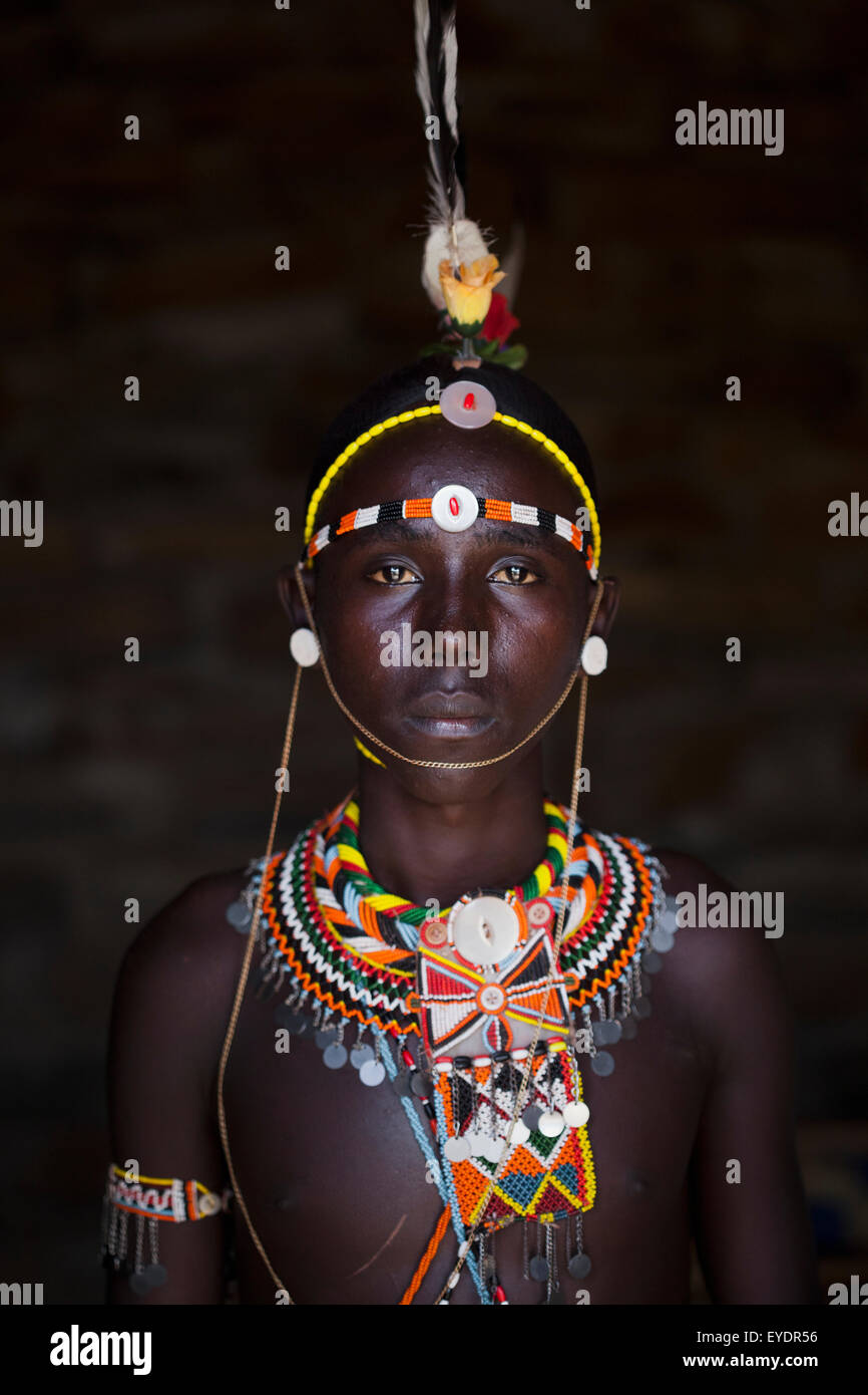 Kenia, Porträt von Samburu-Jüngling (Moran) in traditioneller Tracht; South Horr Stockfoto