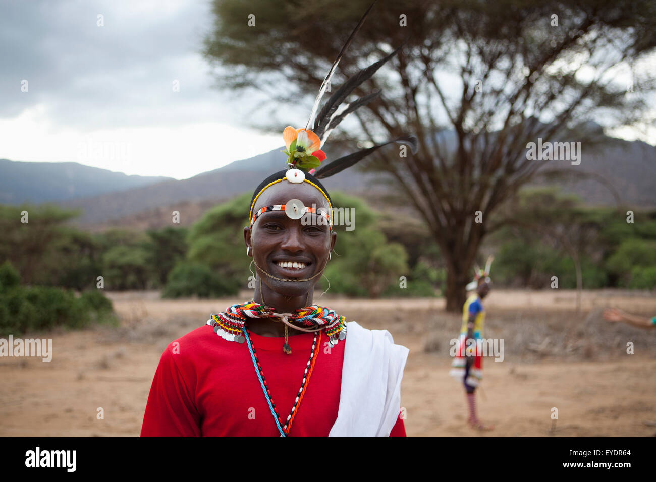 Kenia, Portrait von junge Samburu Moran (Krieger) in traditioneller Tracht; South Horr Stockfoto