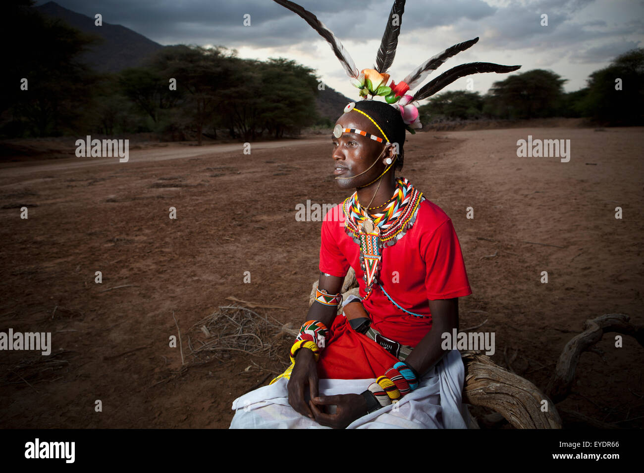 Kenia, Portrait von junge Samburu Moran (Krieger) in traditioneller Tracht; South Horr Stockfoto