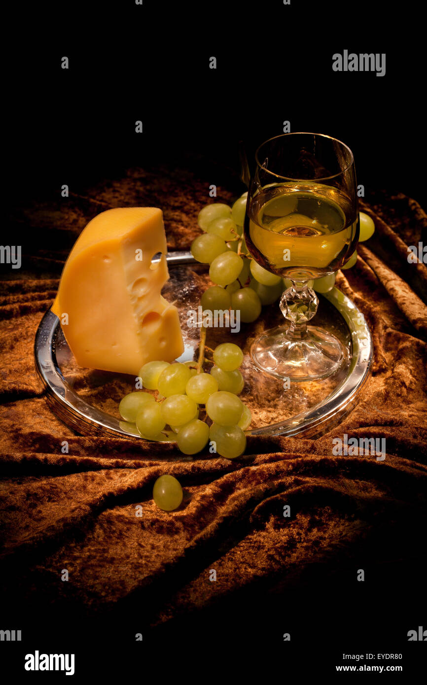 Stillleben des ländlichen Raums Essen Beerenfrucht Tabelle Gruppe Licht Pinsel Holz alten Retro-Stil Produkt samt Glas Wein trinken Gewebeflüssigkeit Stockfoto