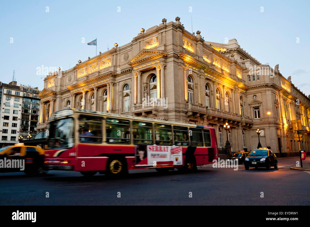 Bus, vorbei an Teatro Colón, Buenos Aires, Argentinien Stockfoto