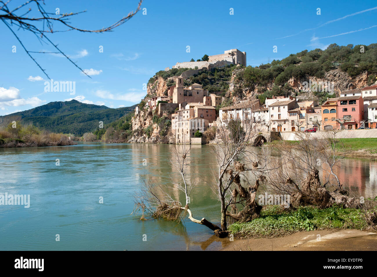 Blick auf Miravet, Fluss Ebro und Burg Miravet, Tarragona, Spanien Stockfoto