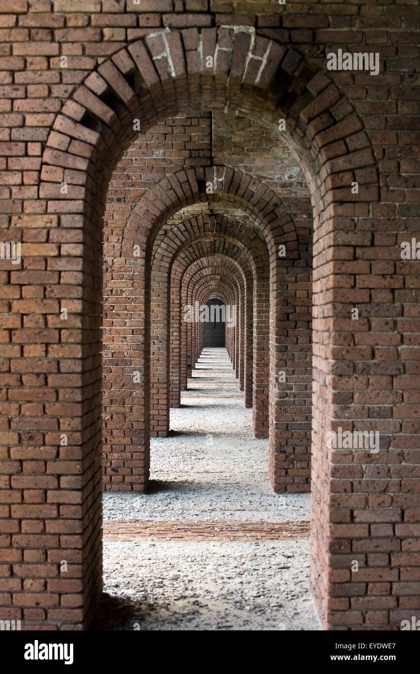 Backstein Torbögen im Inneren Fort Jefferson, Dry-Tortugas-Nationalpark, Florida, Vereinigte Staaten von Amerika Stockfoto