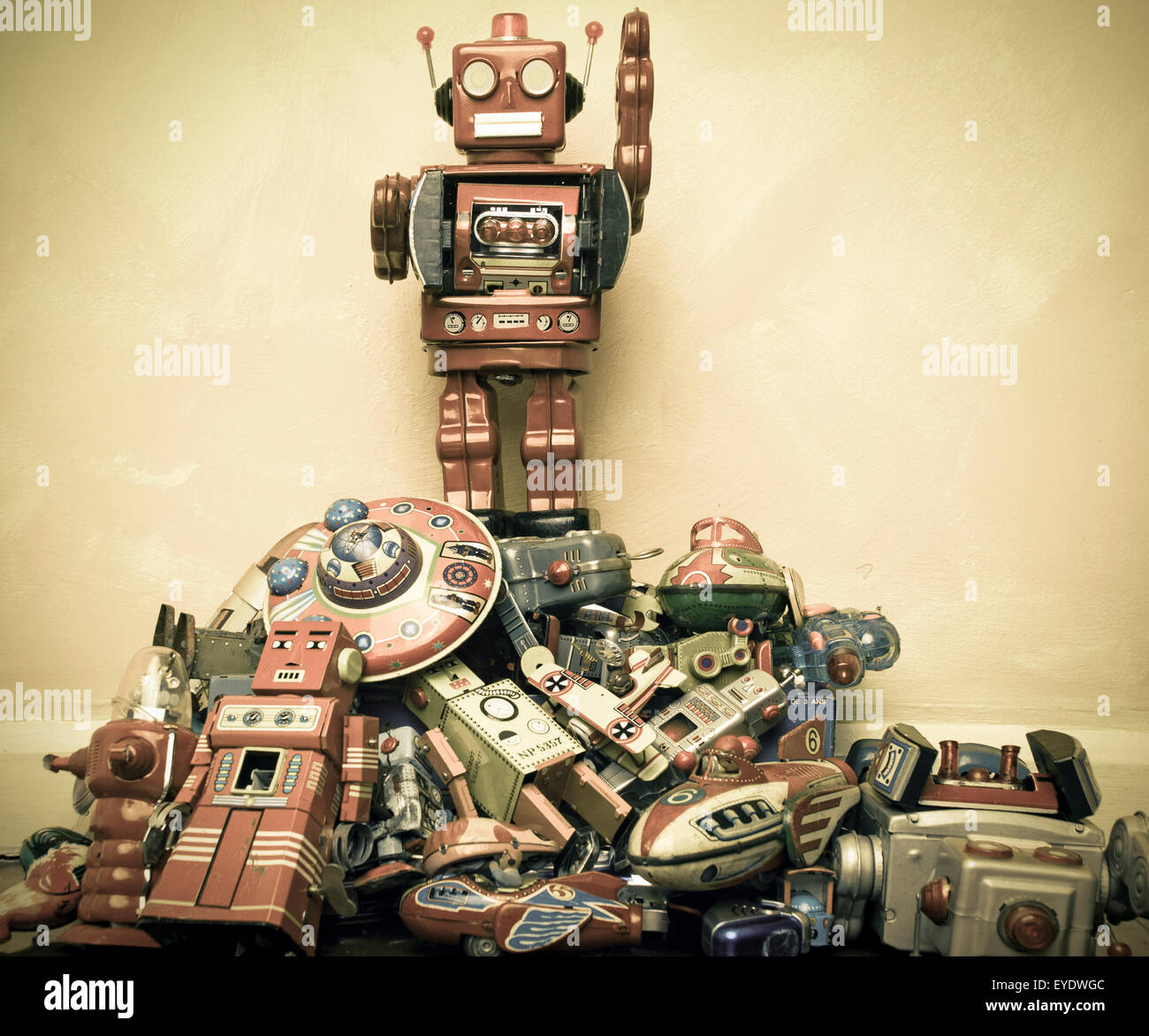 Roboter-Spielzeug steht auf der unterdrückten Stockfoto