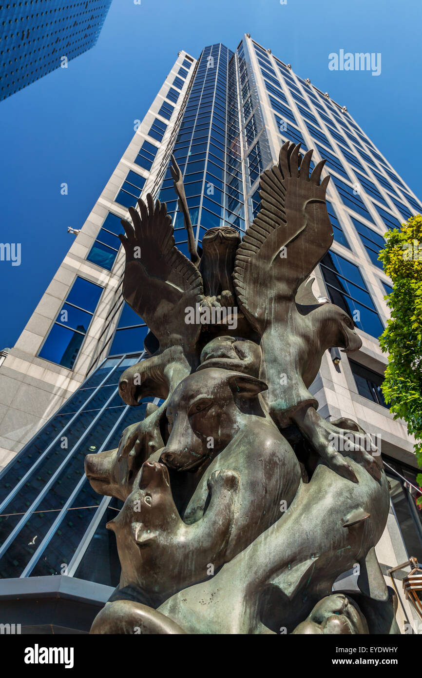Erste Nation Aborigine-Kunst Skulptur und der Innenstadt von Gebäuden, Vancouver, Britisch-Kolumbien, Kanada, Nordamerika Stockfoto